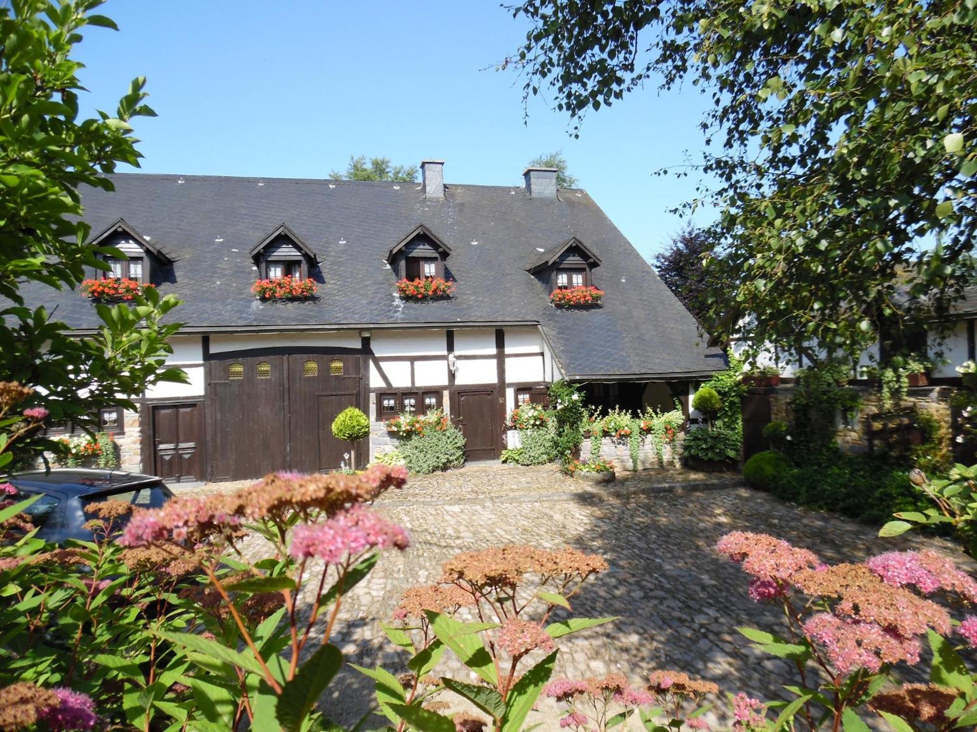 Cozy Cottage In Malmedy With Large Garden Bagian luar foto